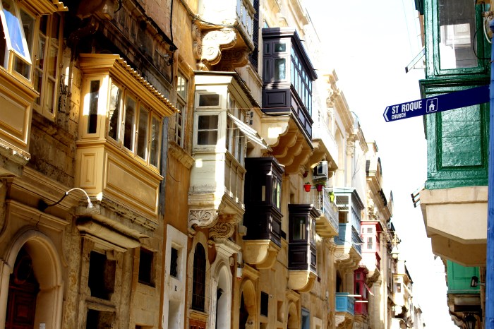 Valletta_streets_and_balconies